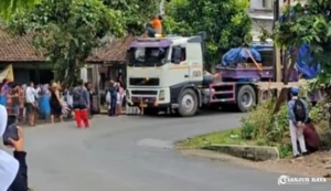 Viral! Truk Raksasa Bermuatan Travo 100 Ton Jadi Tontonan Warga di Jalur Cianjur Selatan