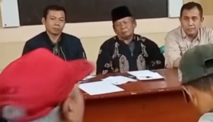 Warga Geruduk Kantor Desa Cibadak, Protes Masalah Pengangkutan Sampah yang Tak Kunjung Ditangani