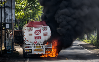 Truk Tangki BBM Pertamina Patra Niaga Pecah Ban dan Terbakar di Jalur Cianjur–Sukabumi